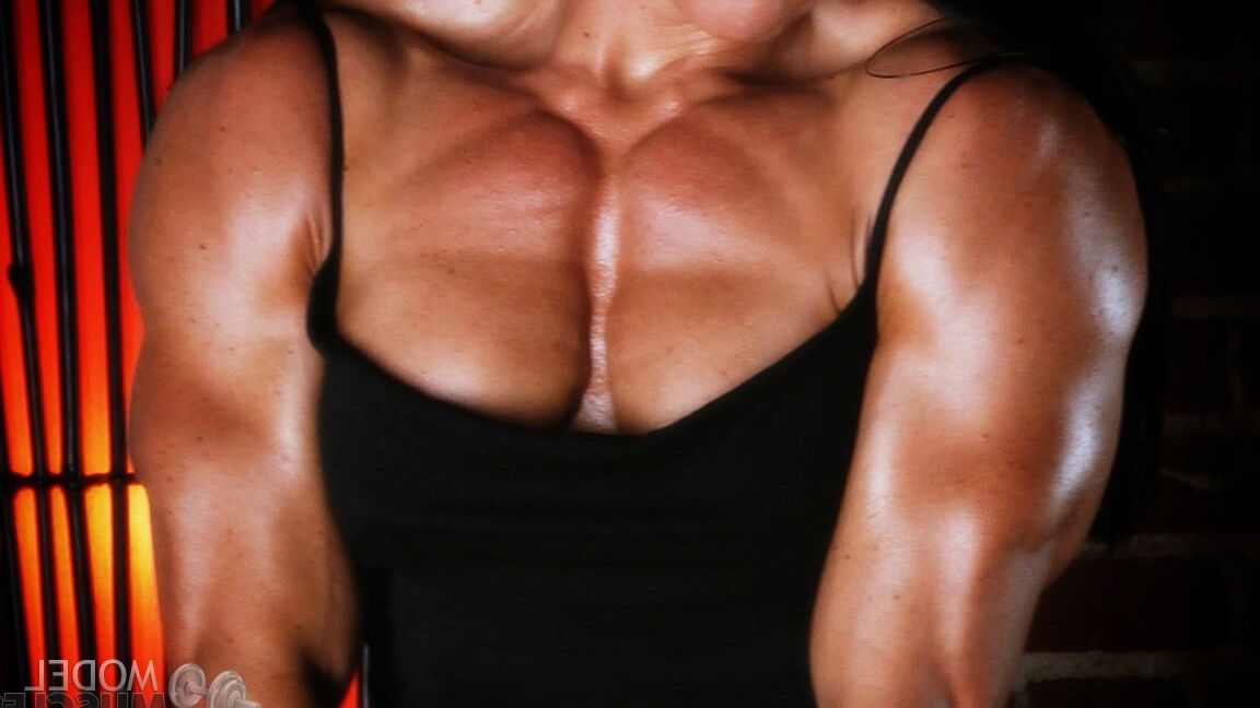 21P Bodybuilderin Jennifer Scarpetta stellt ihre riesigen Muskeln zur Schau