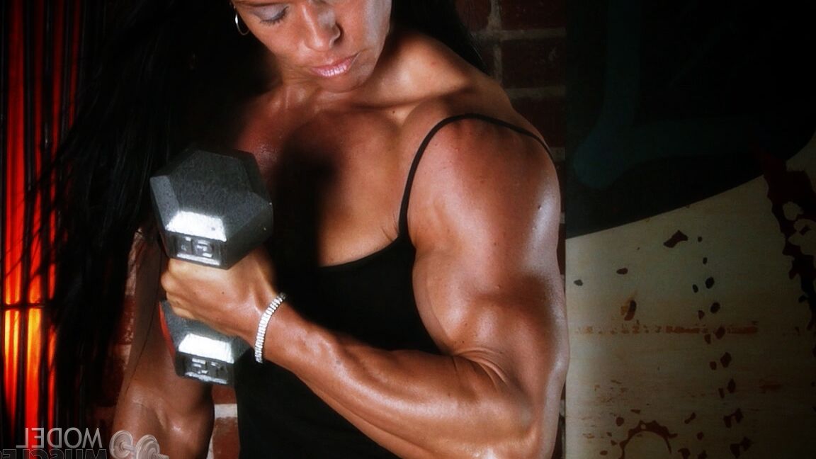 21P Bodybuilderin Jennifer Scarpetta stellt ihre riesigen Muskeln zur Schau