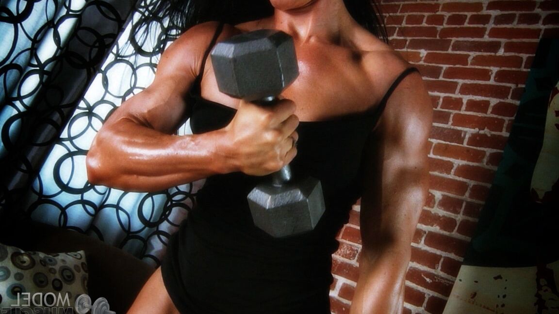 21P Bodybuilderin Jennifer Scarpetta stellt ihre riesigen Muskeln zur Schau