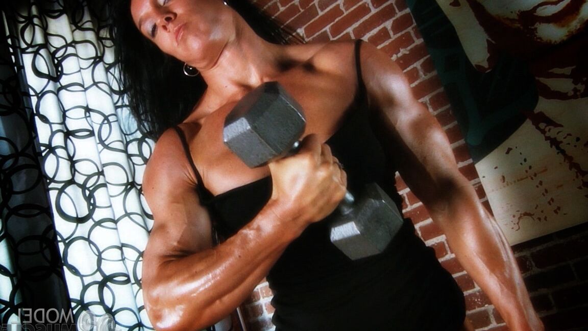 21P Bodybuilderin Jennifer Scarpetta stellt ihre riesigen Muskeln zur Schau
