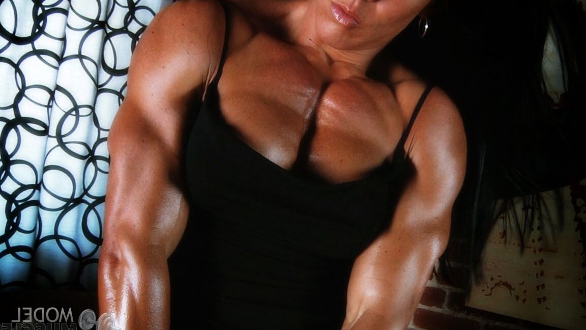 21P Bodybuilderin Jennifer Scarpetta stellt ihre riesigen Muskeln zur Schau