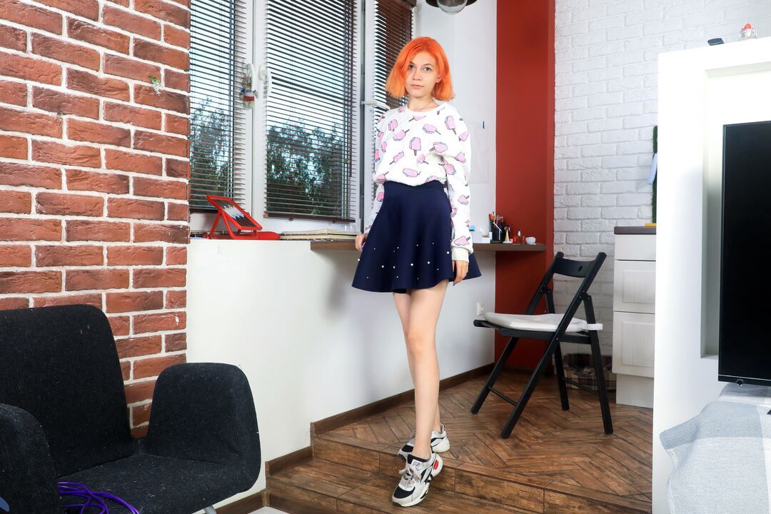 16P Lissa Fox, une jeune latina rousse, met l'accent sur sa chatte rose après s'être déshabillée