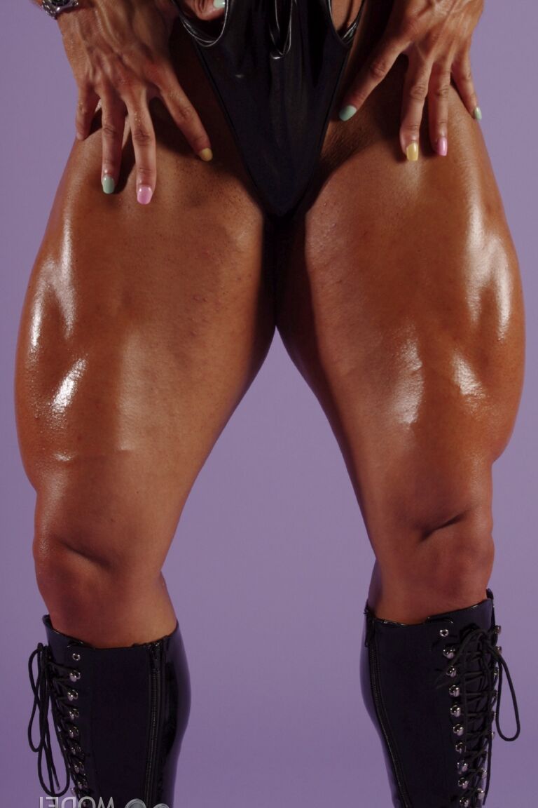20P Die heiße Bodybuilderin Lisa Cross zeigt ihre riesigen Muskeln und enthüllt ihre Titten