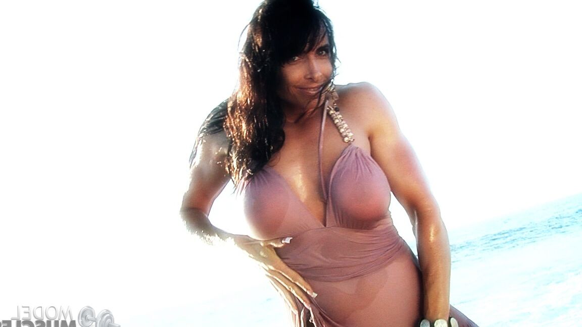21P Die brünette Bodybuilderin Elise Penn stellt ihre großen Titten in einem nassen Top im Freien zur Schau
