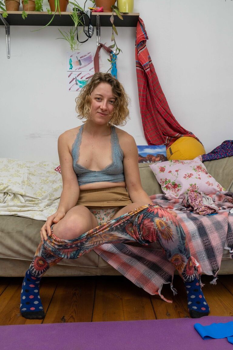 21P La rubia australiana Manon se desnuda y se queda en calcetines de lana