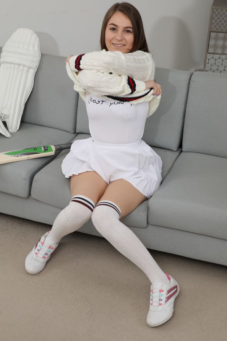 16P スポーツ少女の夏は OTK ソックスを履いて大きなおっぱいに手を置きます