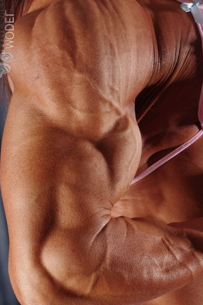 21P Bodybuilder Carla Rossi shows her huge muscles while posing in her pink bikini