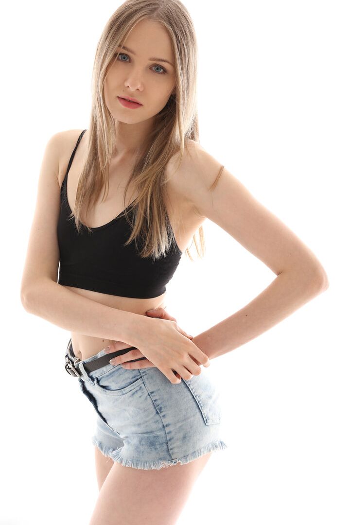 16P La linda rubia flexible Elfia hace acrobacias desnuda para hacer alarde de su pecho plano