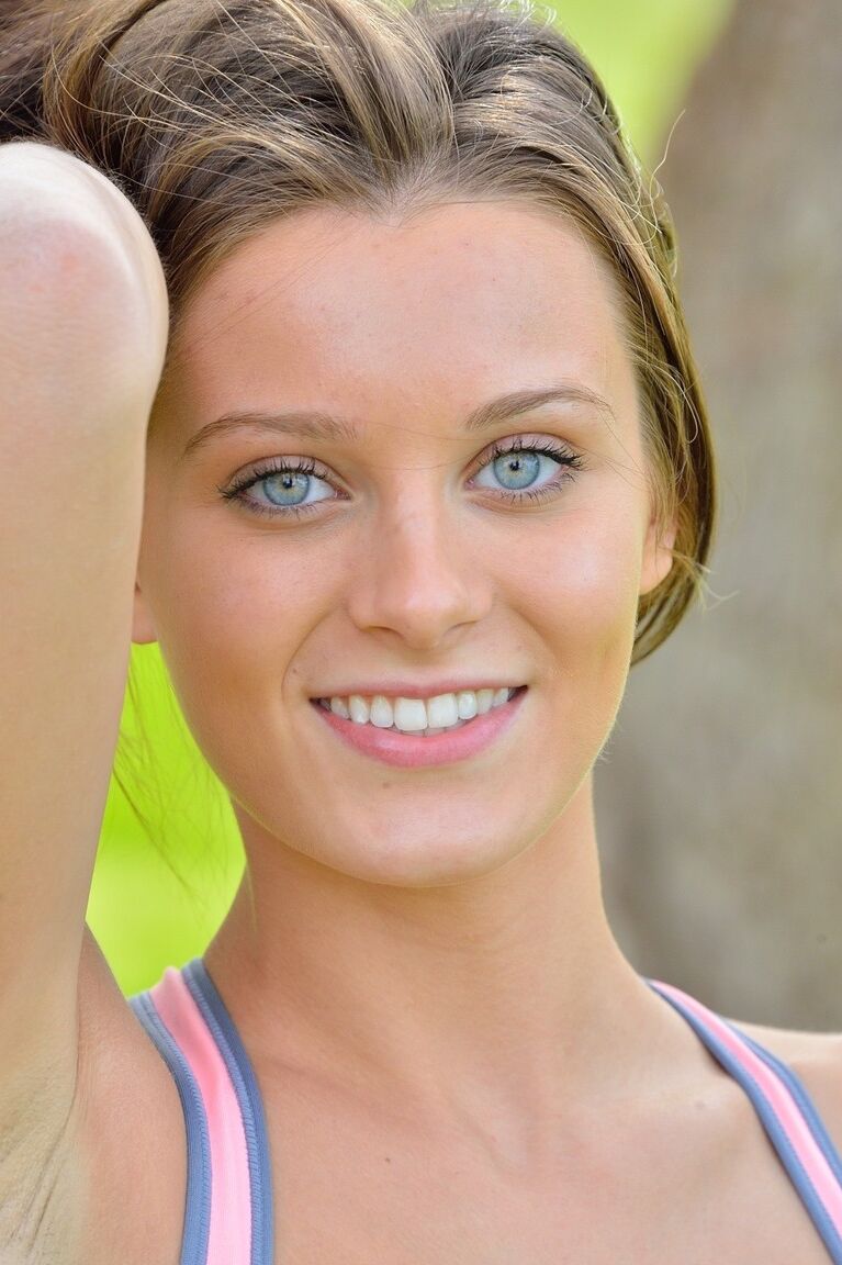 21P A pequena morena de olhos azuis Lana faz poses nuas sensuais ao ar livre