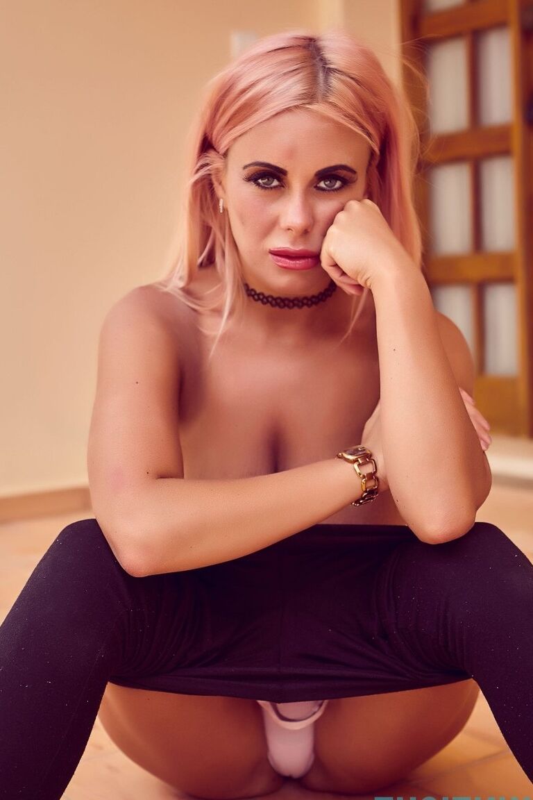 12P Die freche Blondine Laila entkorkt ihre großen natürlichen Brüste, bevor sie ihre Strumpfhose herunterzieht