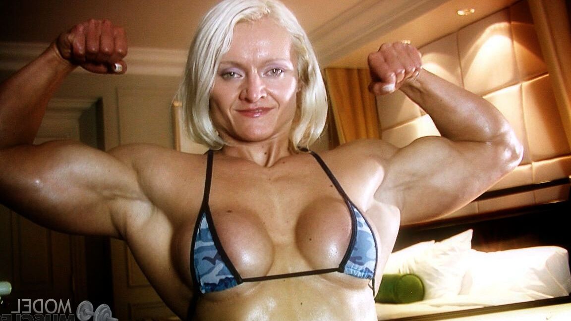 La culturista europea 21P Brigita Brezovac muestra sus músculos calientes