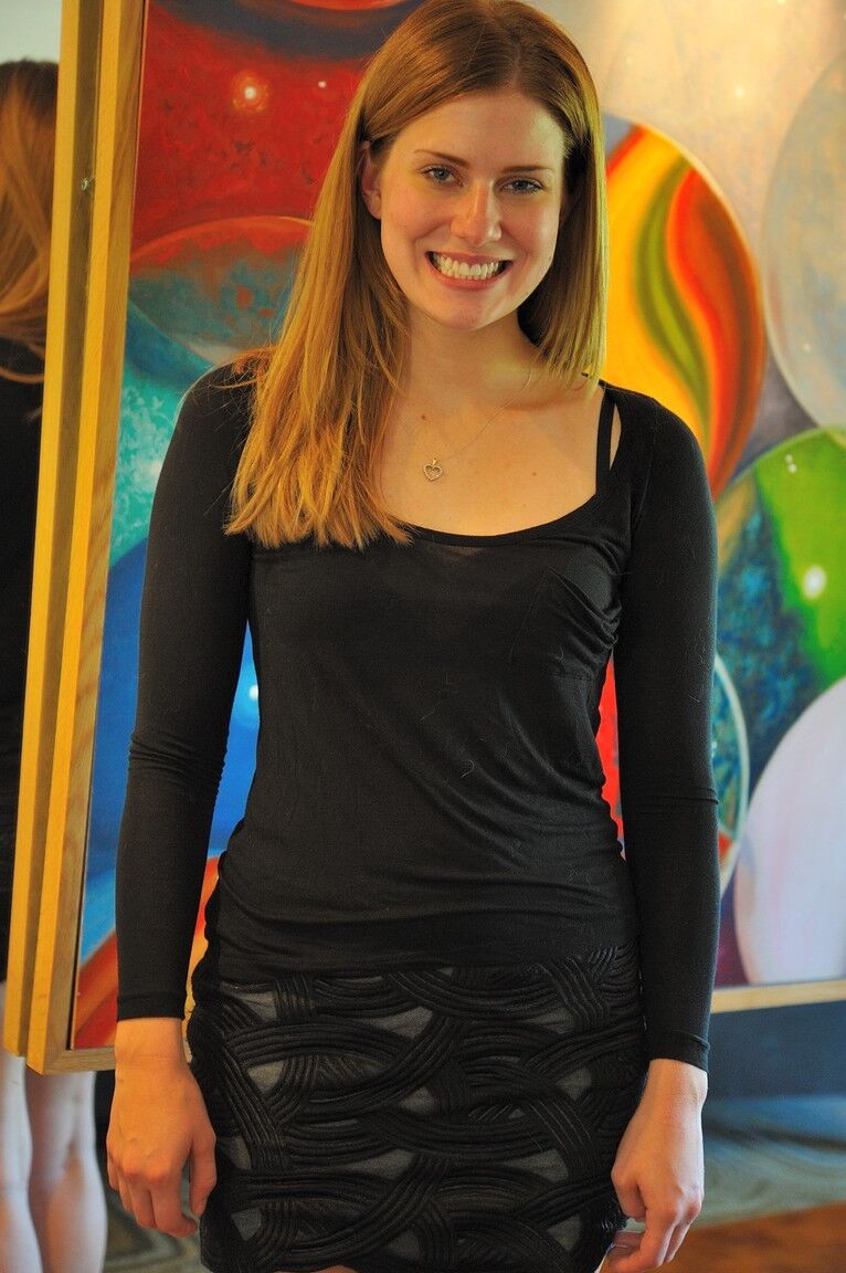 21P Sweet teen Emilie tira seu short preto