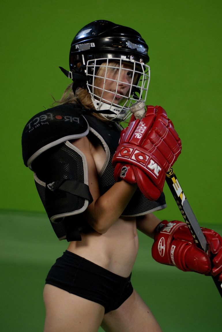 16P Danse coquine de la belle et jeune Kelly dans sa robe de hockey