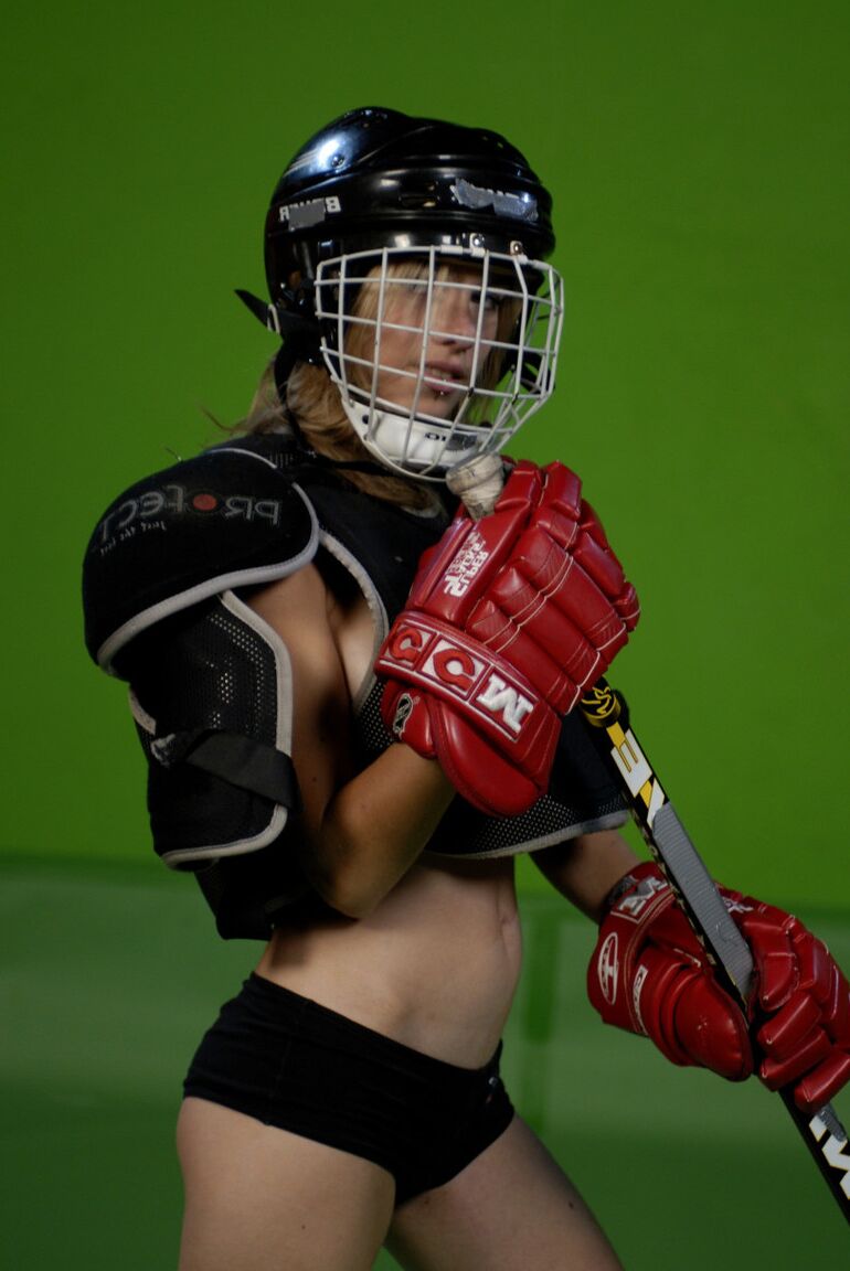 16P Danse coquine de la belle et jeune Kelly dans sa robe de hockey