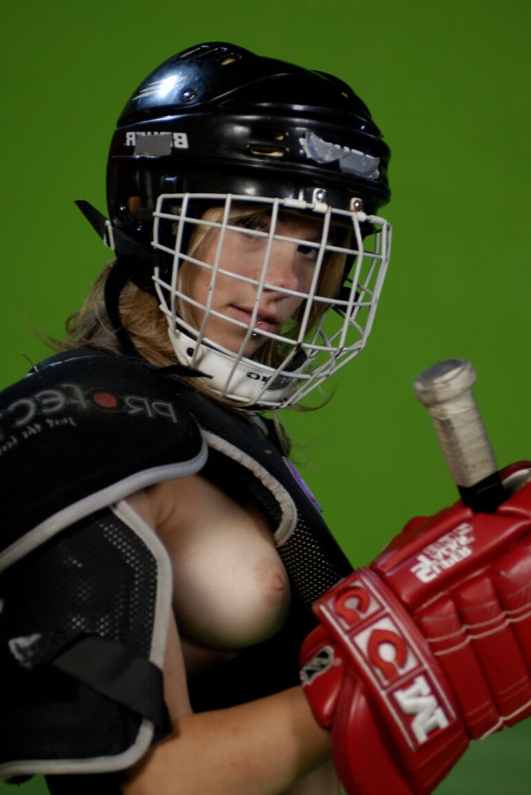 16P Danse coquine de la belle et jeune Kelly dans sa robe de hockey