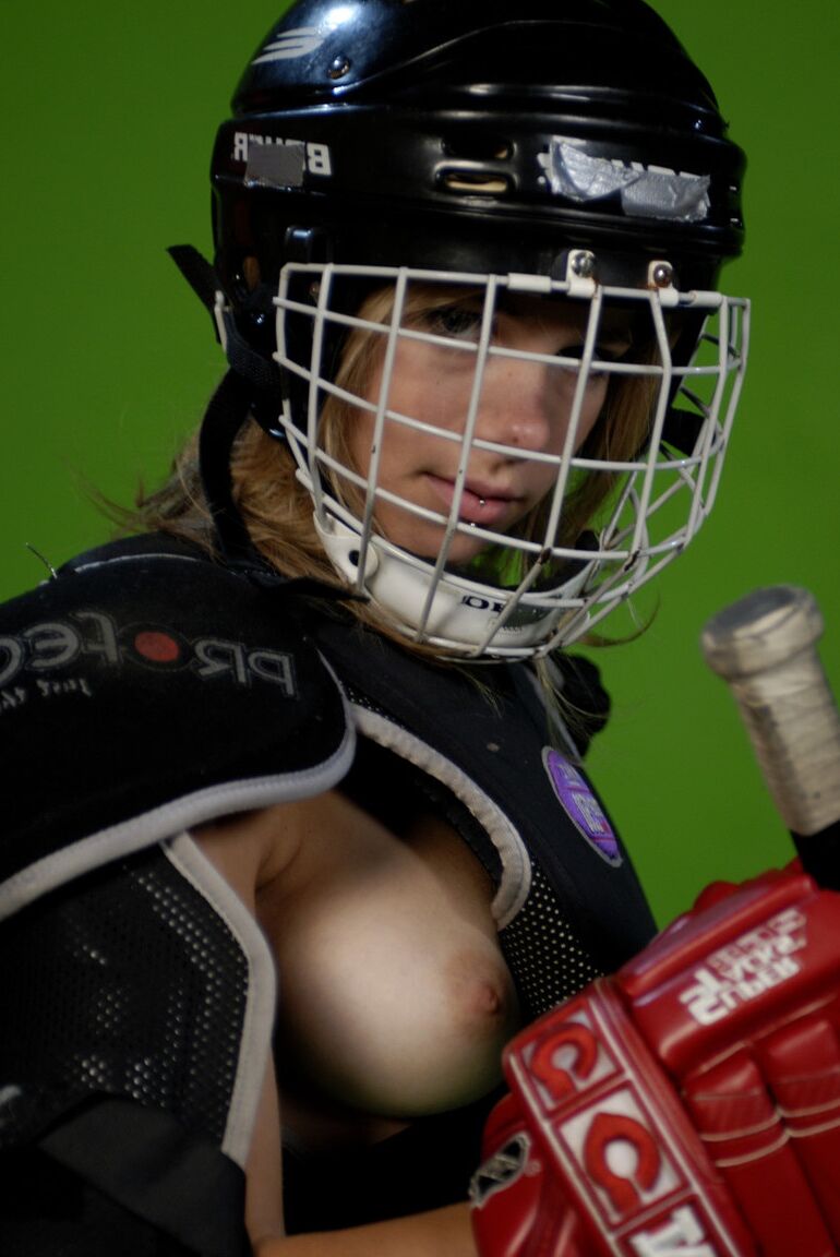 16P Danse coquine de la belle et jeune Kelly dans sa robe de hockey