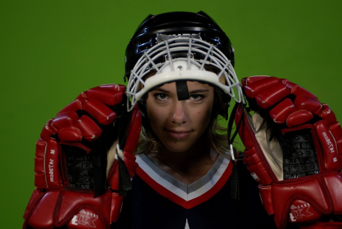 16P Danse coquine de la belle et jeune Kelly dans sa robe de hockey