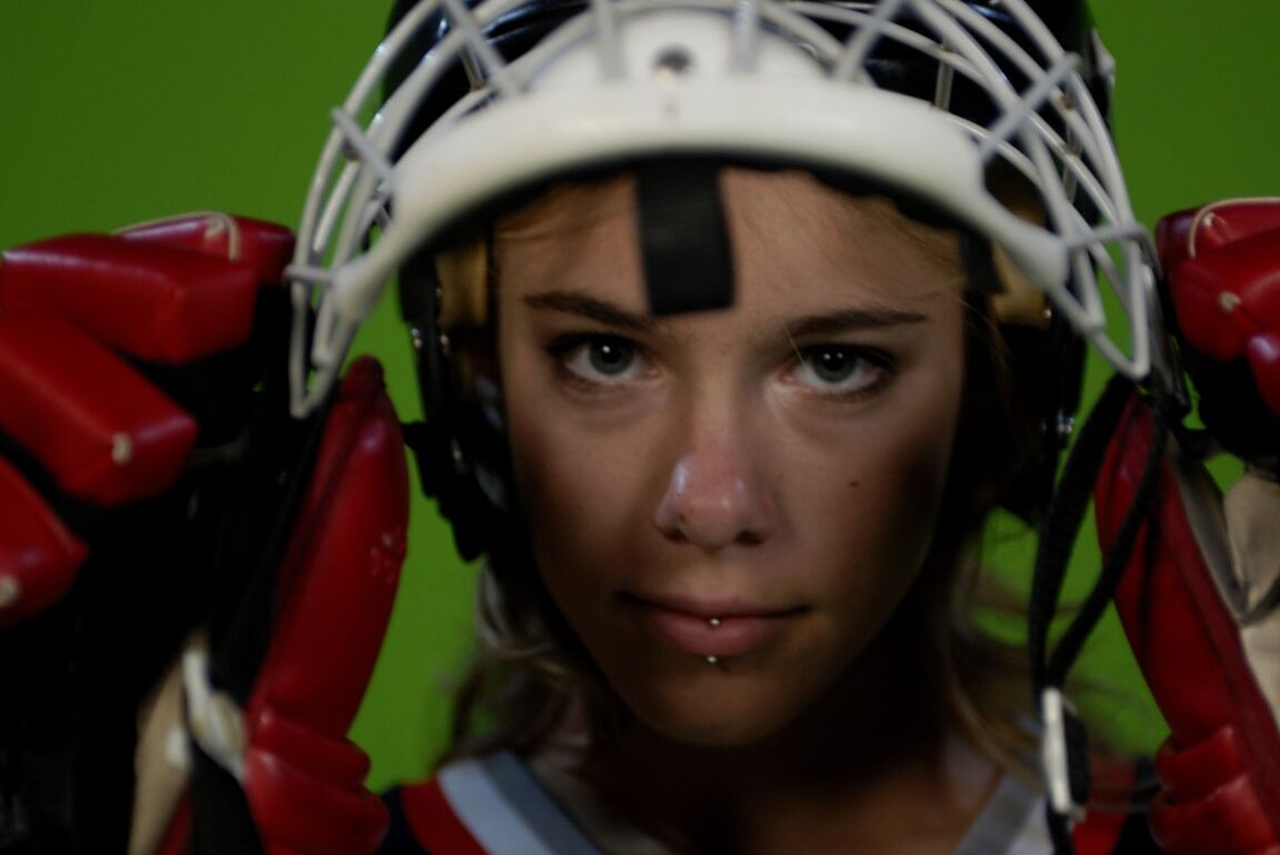 16P Danse coquine de la belle et jeune Kelly dans sa robe de hockey
