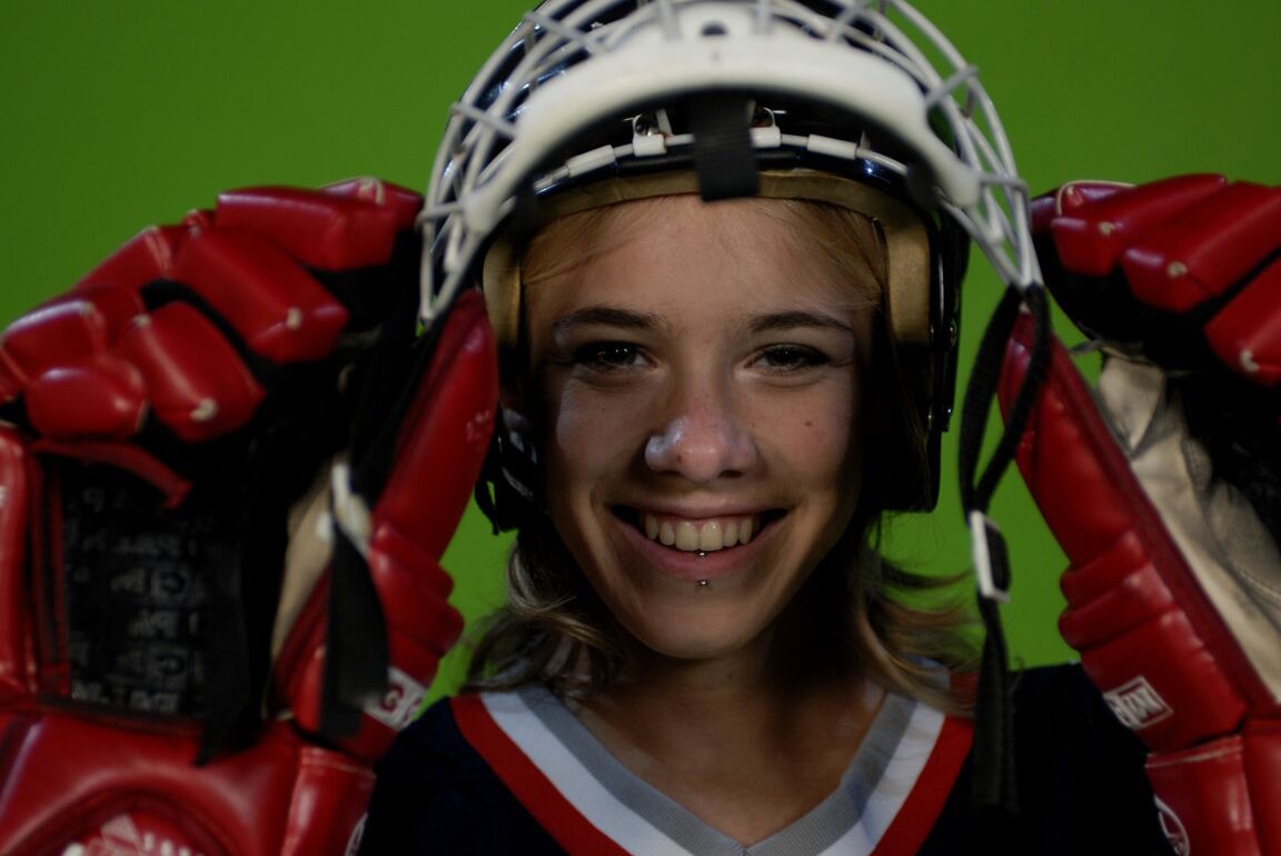 16P Danse coquine de la belle et jeune Kelly dans sa robe de hockey