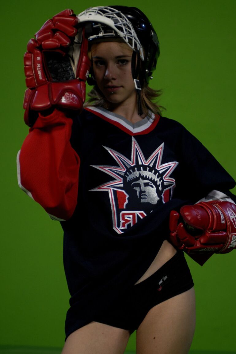 16P Danse coquine de la belle et jeune Kelly dans sa robe de hockey