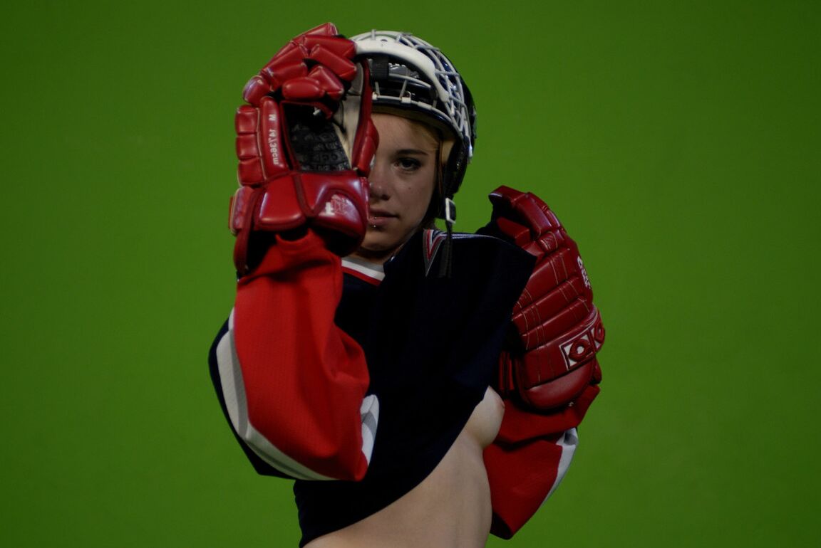 16P Danse coquine de la belle et jeune Kelly dans sa robe de hockey