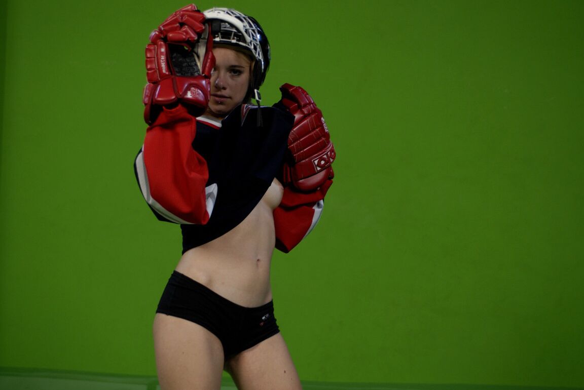 16P Danse coquine de la belle et jeune Kelly dans sa robe de hockey