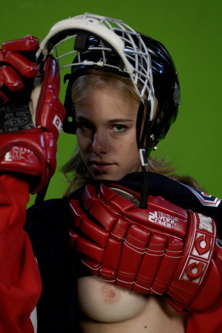 16P Danse coquine de la belle et jeune Kelly dans sa robe de hockey