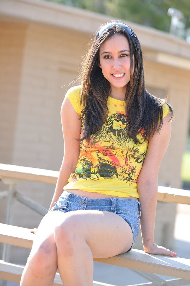21P Amateur babe Mikah reveals her tiny boobs and tight butt in public