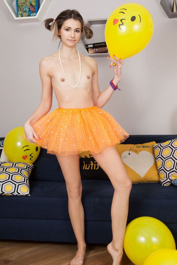 20P La joven Bea se desnuda totalmente entre un montón de globos