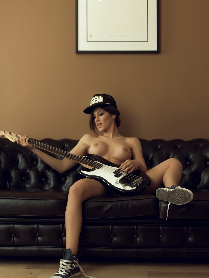 12P A garota tatuada Elena Petkova faz poses solo quentes para a Playboy