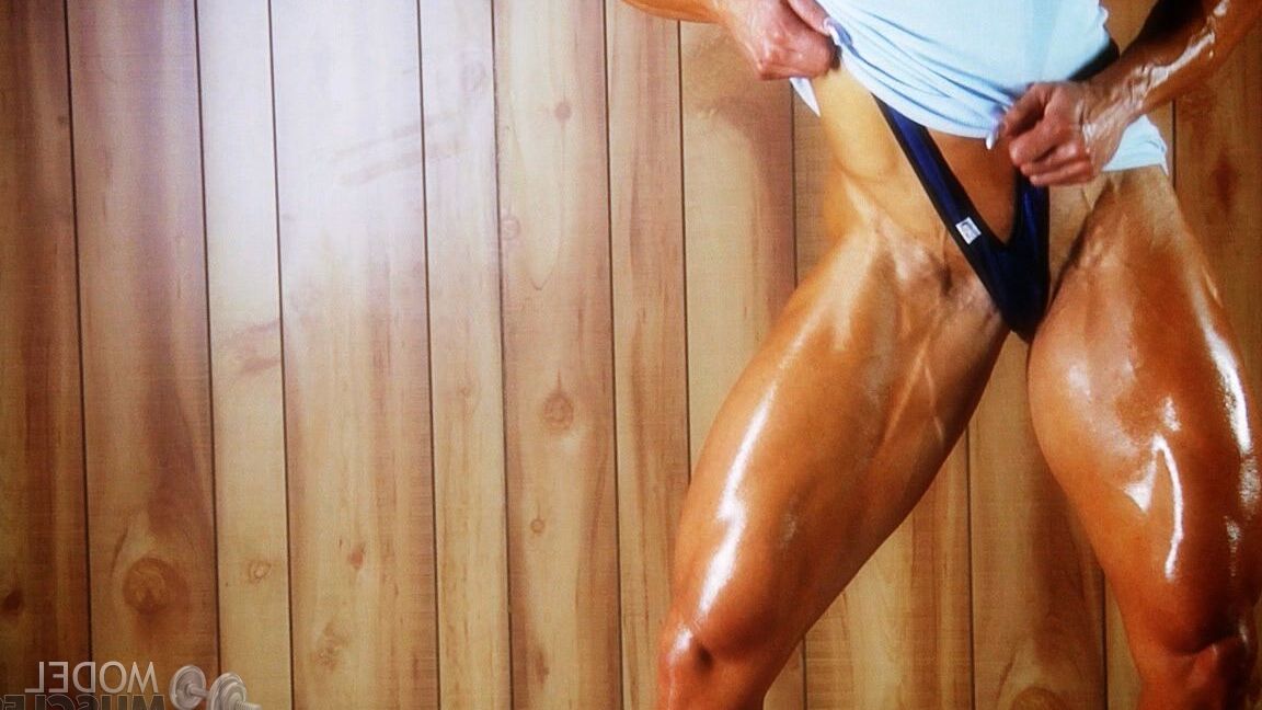 21P Bodybuilderin Brigita Brezovac zeigt ihre eingeölten, muskulösen Beine