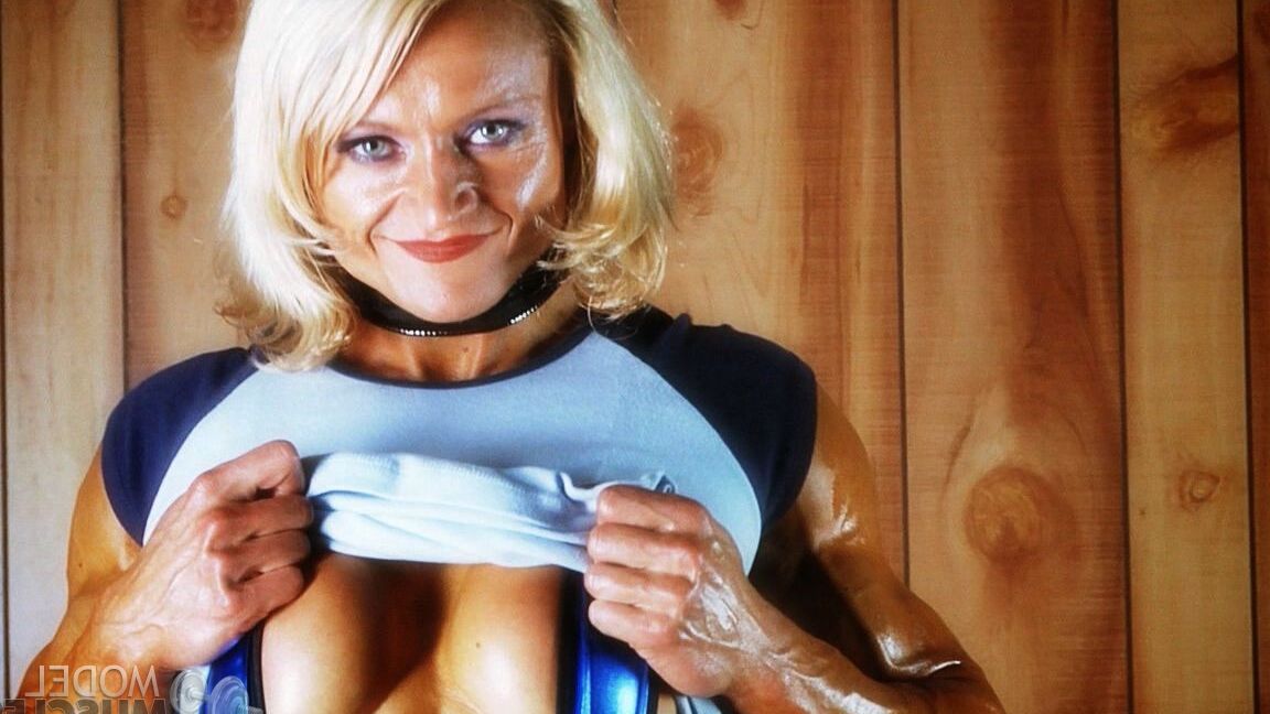 21P Bodybuilderin Brigita Brezovac zeigt ihre eingeölten, muskulösen Beine
