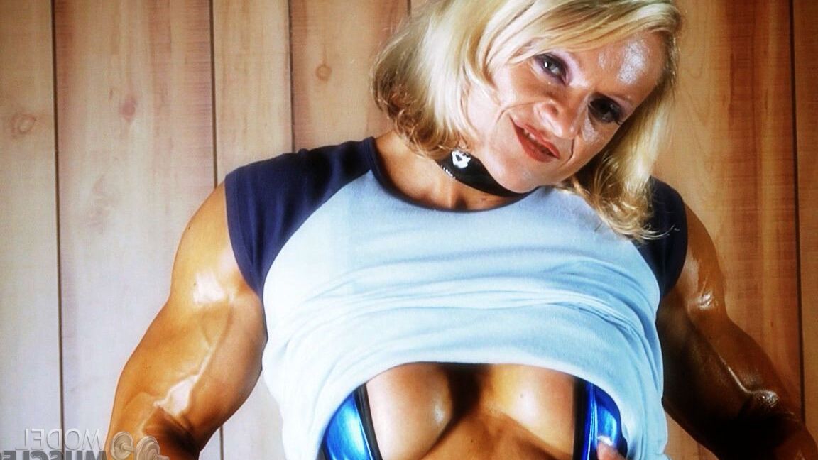 21P Bodybuilderin Brigita Brezovac zeigt ihre eingeölten, muskulösen Beine