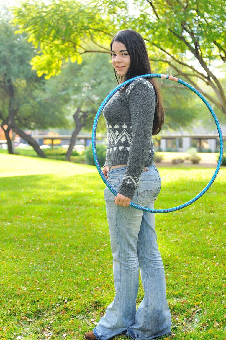 16P Gata amadora gordinha exibindo grandes seios naturais ao ar livre em jeans azul