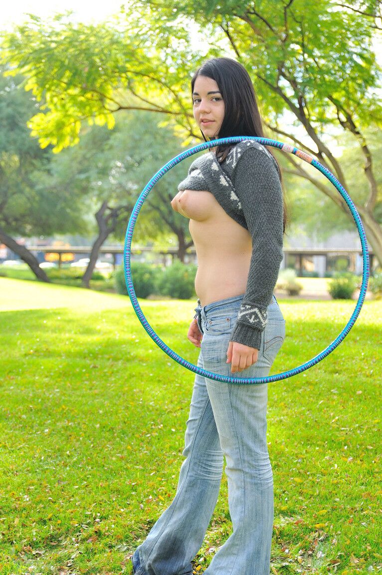 16P Gata amadora gordinha exibindo grandes seios naturais ao ar livre em jeans azul