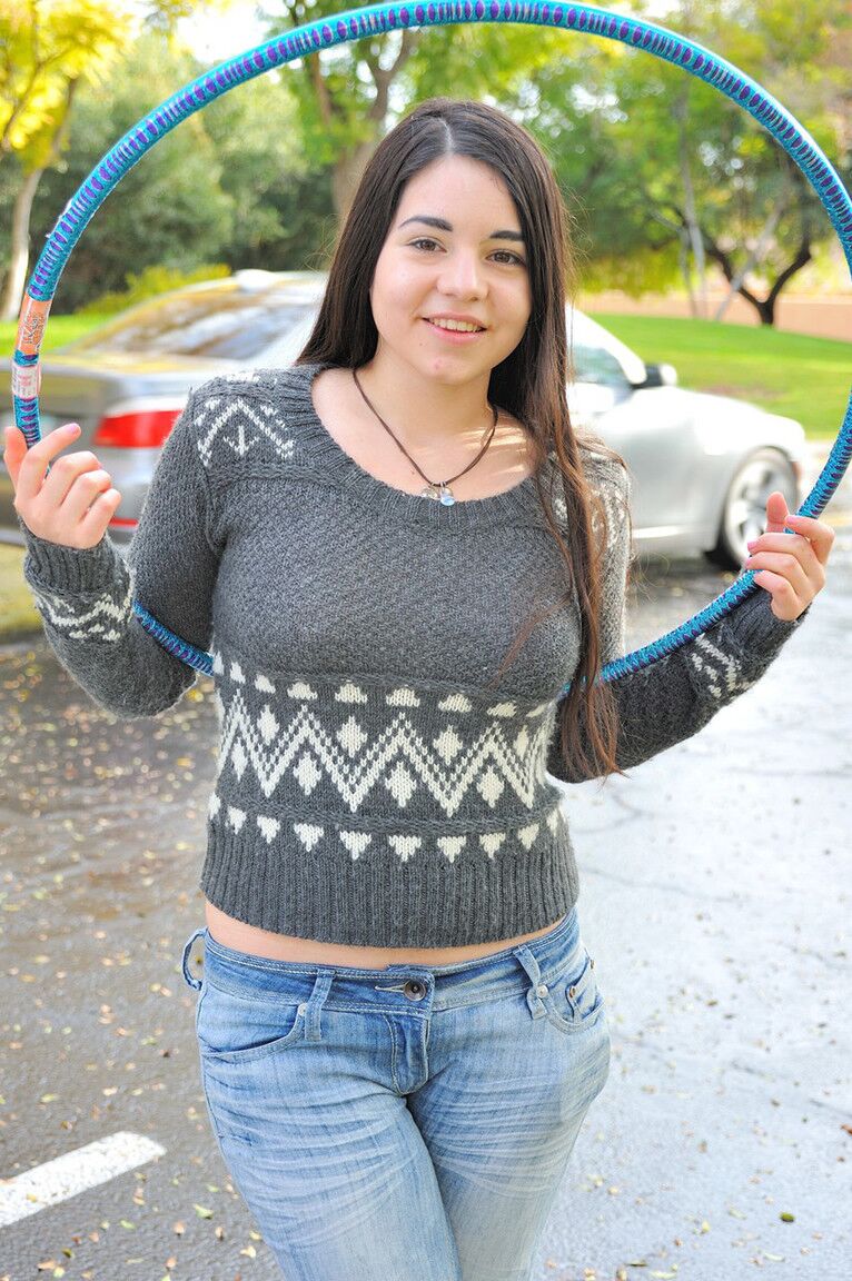 16P Gata amadora gordinha exibindo grandes seios naturais ao ar livre em jeans azul