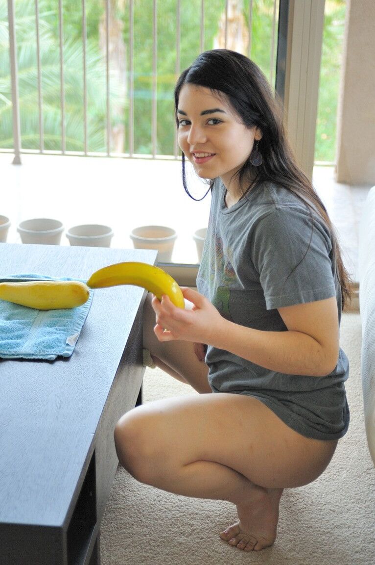 20P La adorable adolescente Nadine muestra sus tetas y disfruta de una masturbación amateur