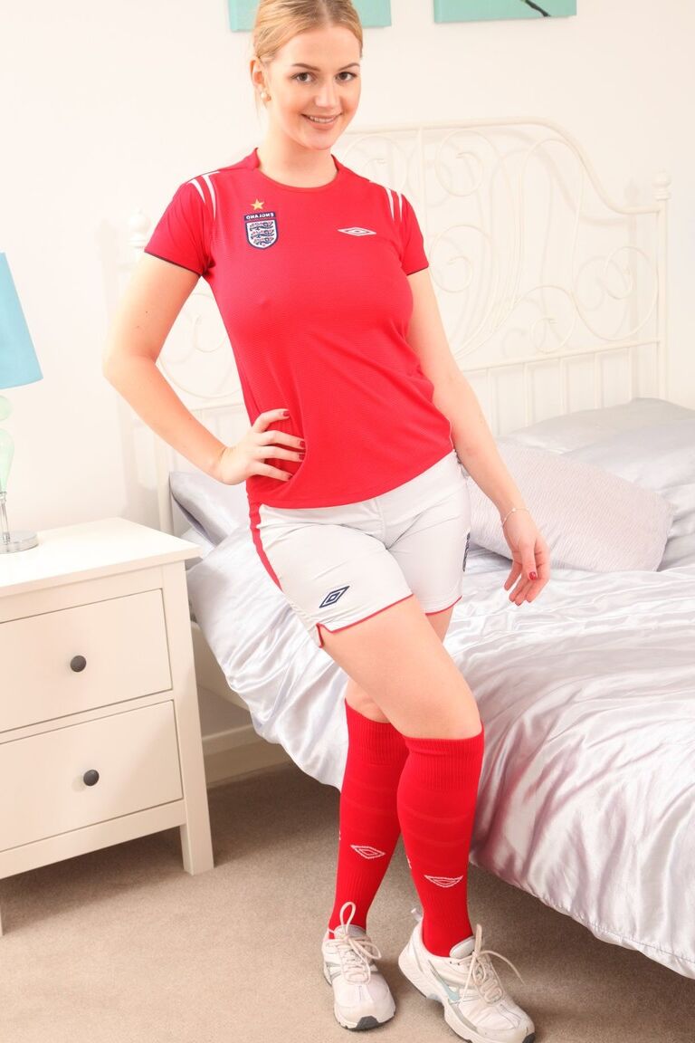 21P A linda Erica tira o uniforme de futebol gostoso e mostra peitos pequenos e naturais