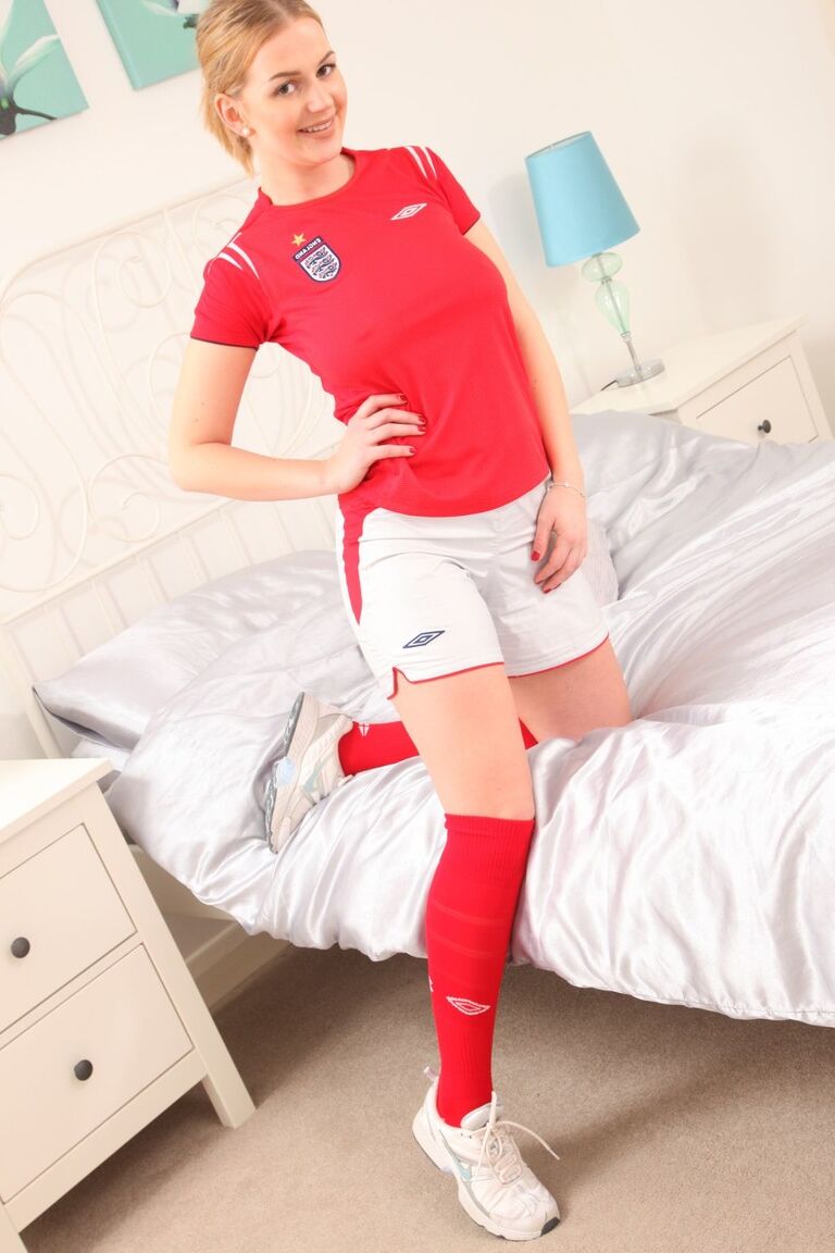 21P A linda Erica tira o uniforme de futebol gostoso e mostra peitos pequenos e naturais