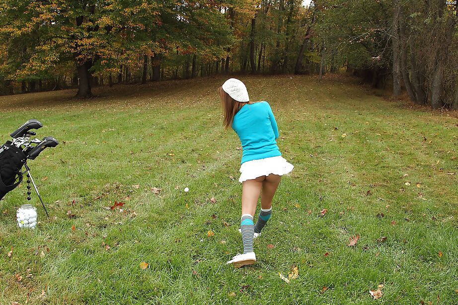 16P Foxy, une ado amateur découvrant ses petites courbes et se masturbant la fente