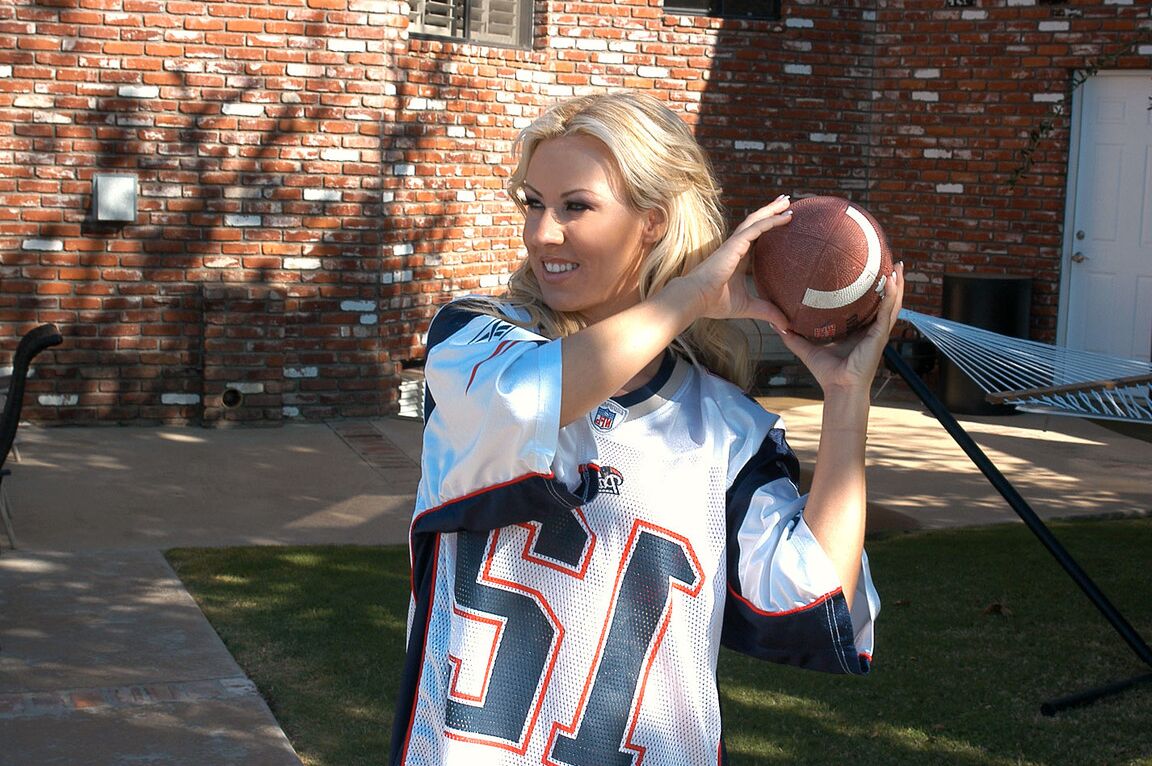 17P Das sportliche Babe Carolyn Reese zieht ihre Uniform aus und spielt mit einem Ball