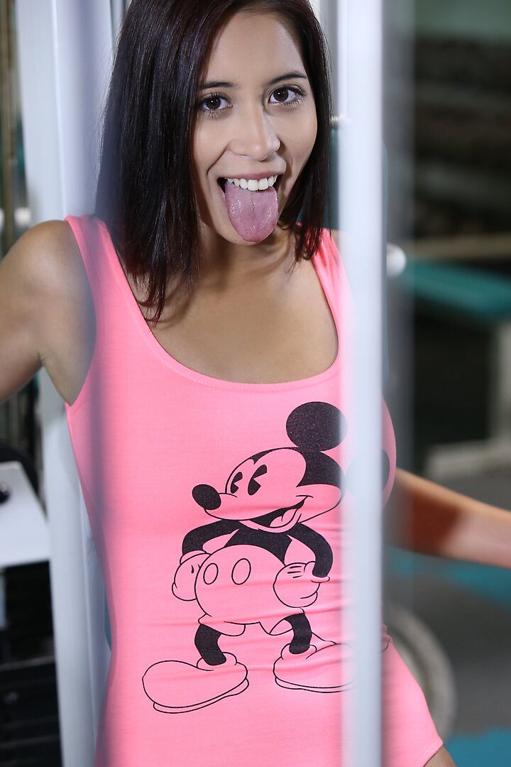 14P La jolie jeune brune Paula Shy montre sa petite chatte rose lors d'une séance d'entraînement nue à la salle de sport