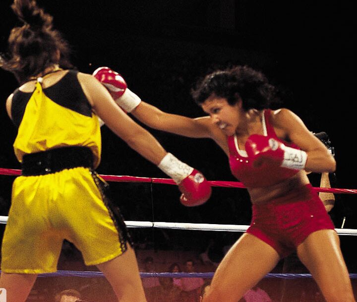 11P Mia St John, une boxeuse coquine, se déshabille après l'entraînement.