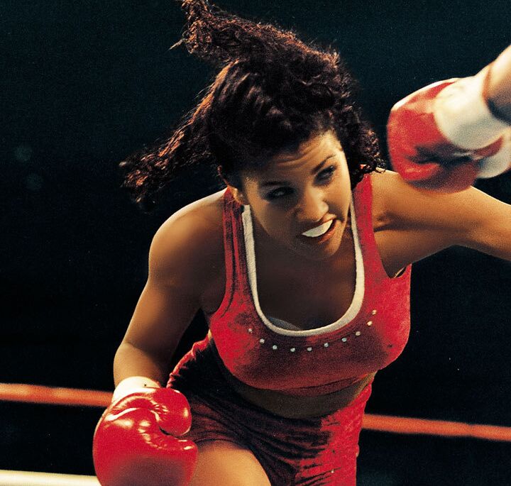 11P Mia St John, une boxeuse coquine, se déshabille après l'entraînement.