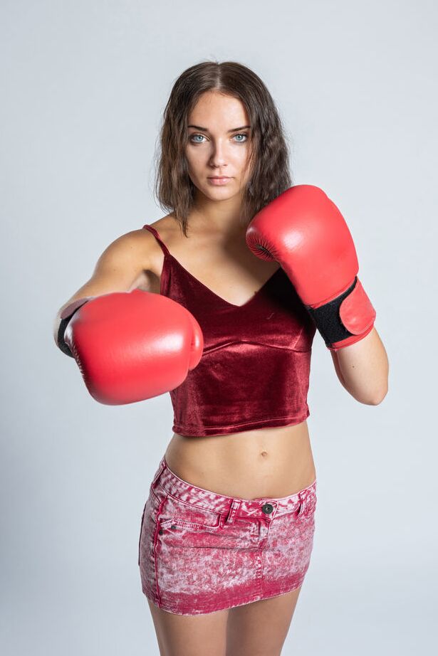 18P A adolescente sexy Oxana Chic tira as luvas de boxe antes de ficar completamente nua