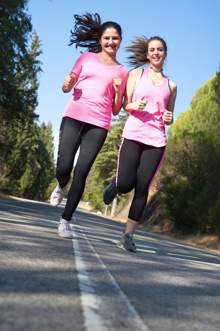 12P Stella Cox und ihre lesbische Geliebte ziehen sich beim Joggen gegenseitig an