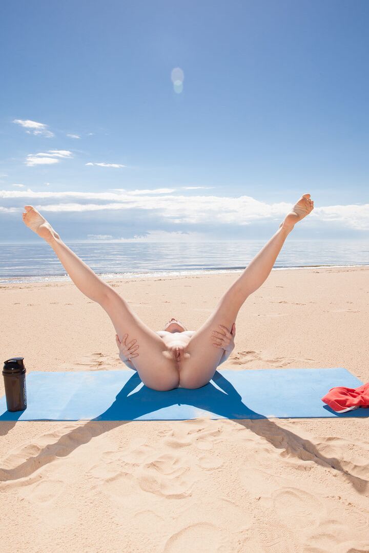 16P Der nette Teenager Lee D zieht sich während einer Yoga-Routine am Strand völlig aus