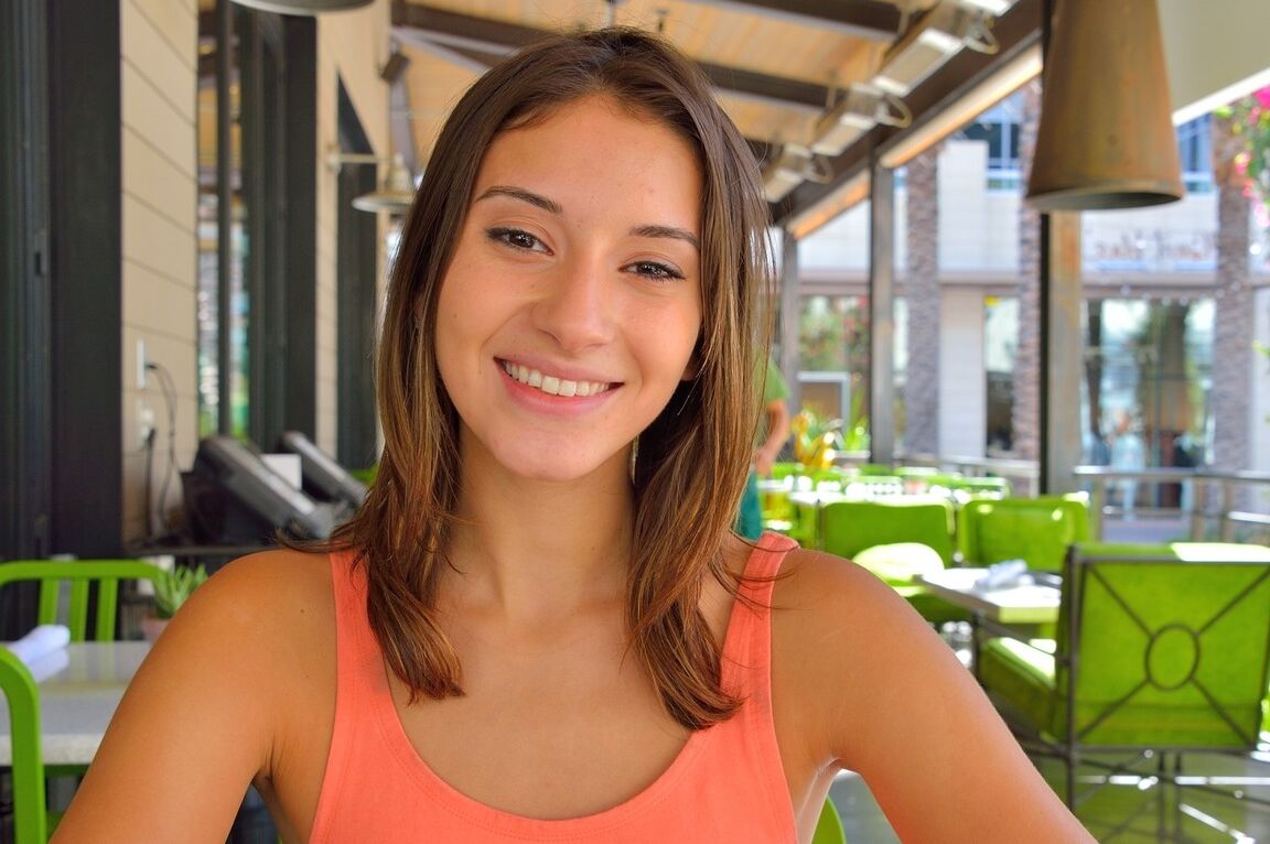 20P Roxanna, une adorable adolescente maigre, montre son vagin taillé en public