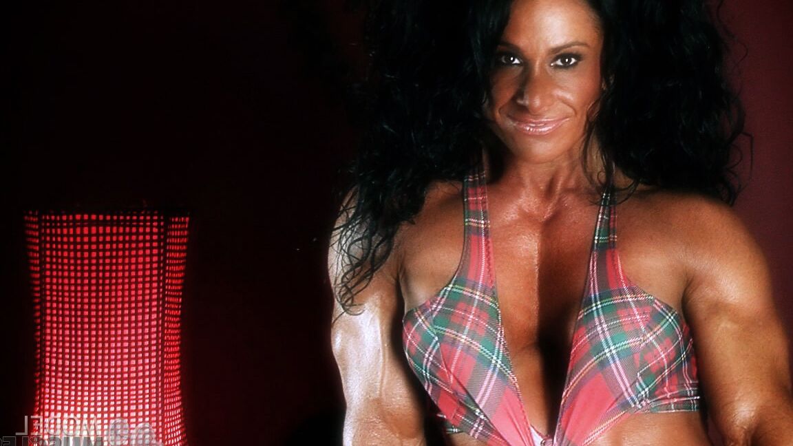 21P La bodybuilder américaine brune Debbie Bramwell exhibe ses abdominaux et ses muscles chauds.