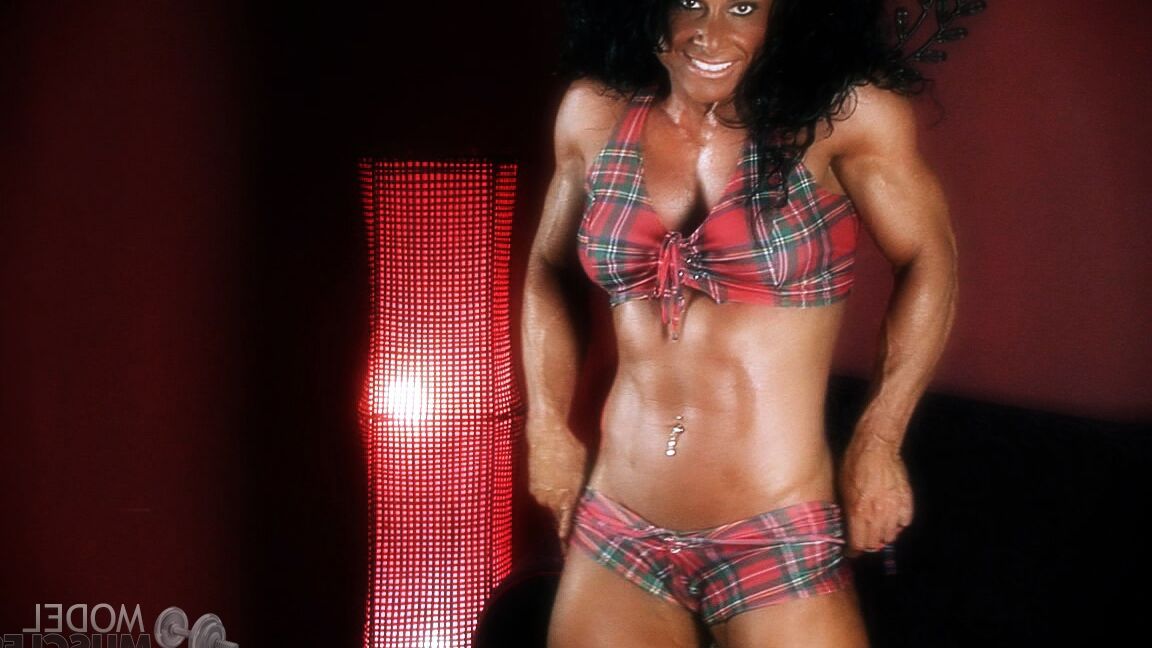 21P La bodybuilder américaine brune Debbie Bramwell exhibe ses abdominaux et ses muscles chauds.